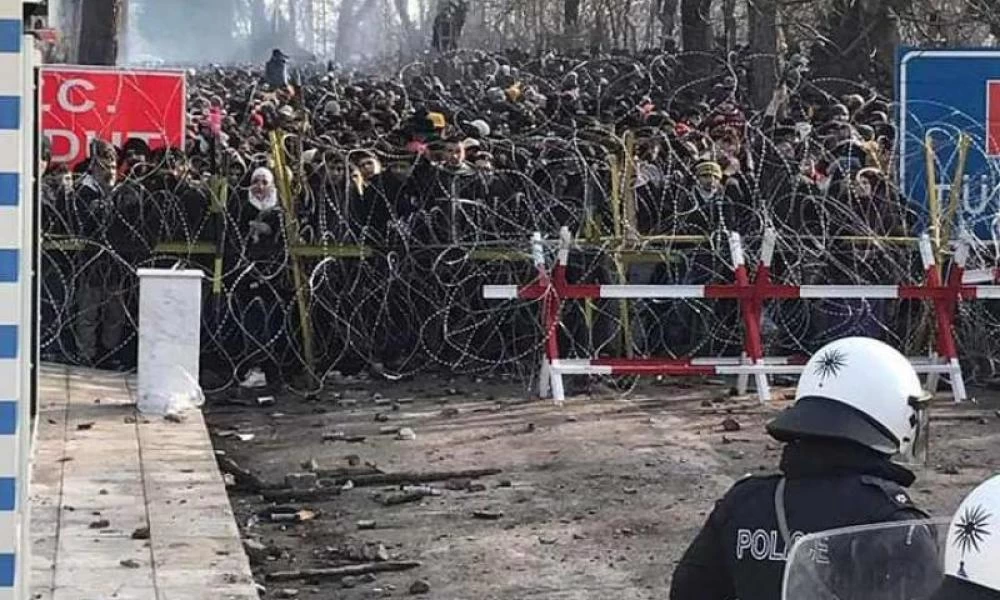 Νέο SMS των ελληνικών αρχών σε μετανάστες: «Κανείς δεν μπορεί να διασχίσει τα σύνορα»